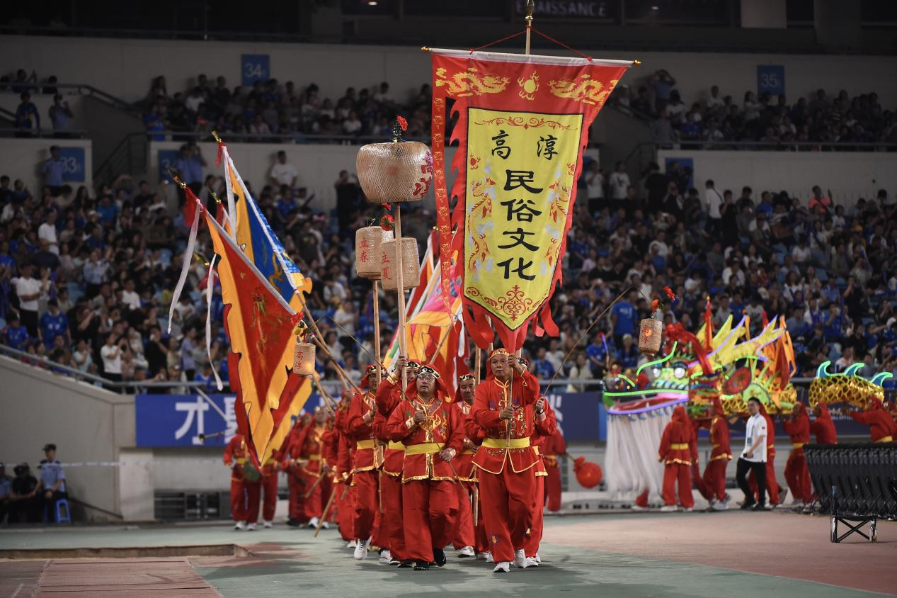 “蘇超”淘汰賽南京主場(chǎng)對(duì)陣連云港，賽前舉行當(dāng)?shù)孛袼孜幕寡荨⒔駭z
