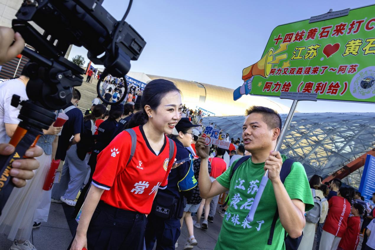 8月16日，常州主場(chǎng)對(duì)陣鎮(zhèn)江，來(lái)自湖北黃石的球迷來(lái)常州觀賽。沈立群攝