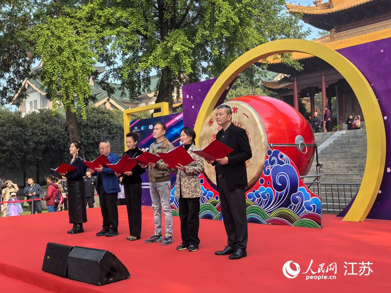  開幕式現(xiàn)場詩歌朗誦。人民網(wǎng) 崔小倩攝