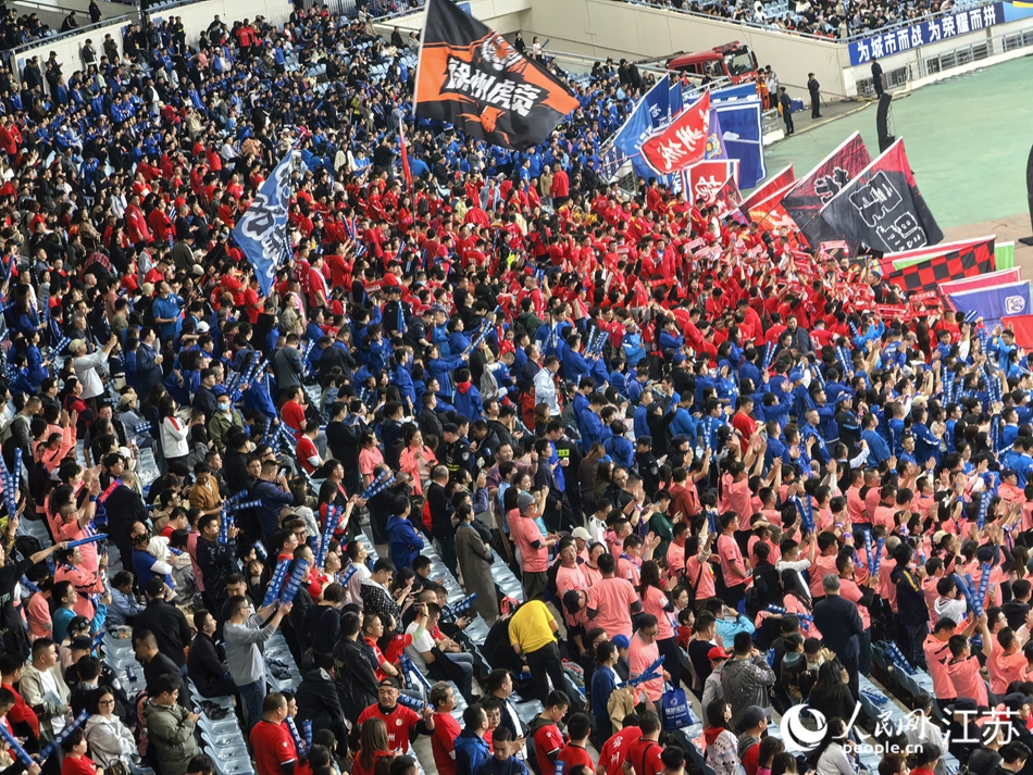 現(xiàn)場球迷觀賽。人民網(wǎng)記者 王繼亮攝