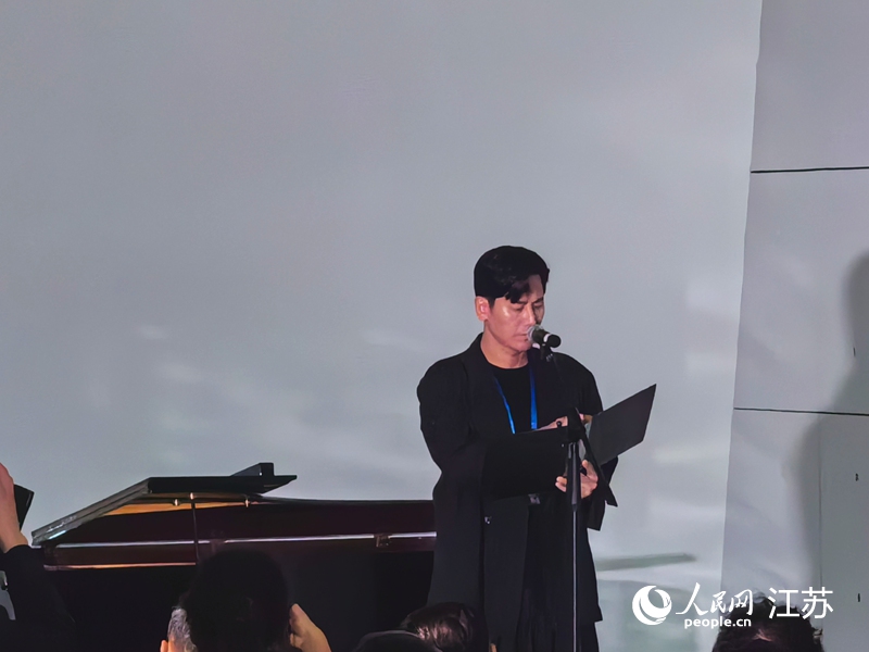 藝術(shù)家代表深情朗讀了《拉貝日記》片段。人民網(wǎng) 崔小倩攝