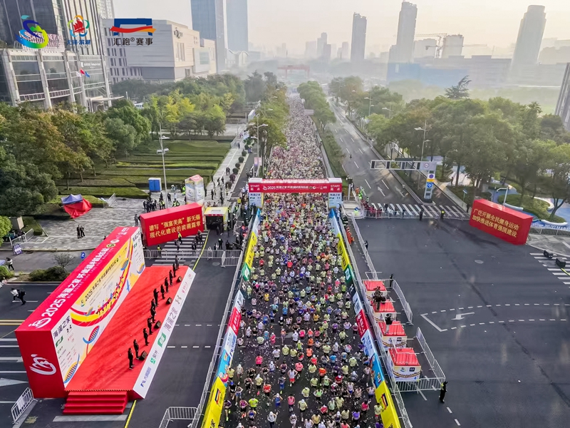 2025環(huán)蠡湖半程馬拉松在無錫濱湖開跑。濱湖區(qū)委宣傳部供圖
