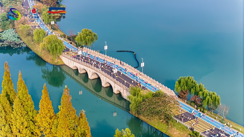 選手跑過景區(qū)。濱湖區(qū)委宣傳部供圖