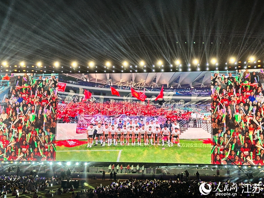 常州隊(duì)球員登臺(tái)與觀眾互動(dòng)。人民網(wǎng) 王純攝