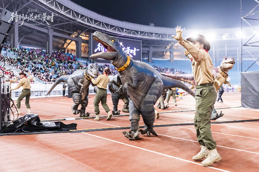 常州中華恐龍園的恐龍登臺表演。主辦方供圖