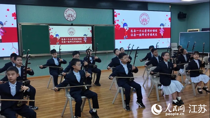 梅村實(shí)驗(yàn)小學(xué)“太湖情韻”二胡社團(tuán)的同學(xué)正在演奏。人民網(wǎng) 劉益佳攝
