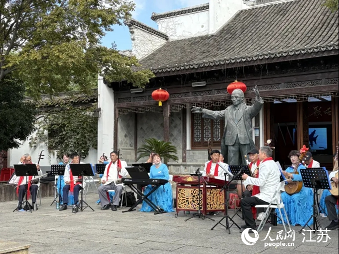 蕩口古鎮(zhèn)民族音樂團(tuán)在王莘雕像前演出。人民網(wǎng) 劉益佳攝