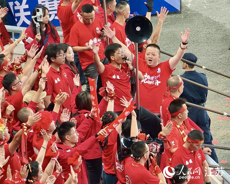 南通球迷現(xiàn)場(chǎng)吶喊助威。人民網(wǎng) 徐晨曦?cái)z