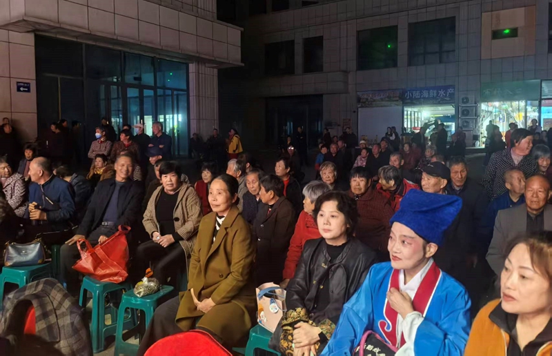 群眾現(xiàn)場看戲。溧水經(jīng)濟開發(fā)區(qū)供圖