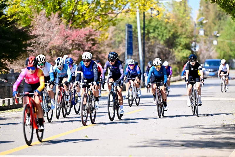選手穿梭于綠意盎然的生態(tài)廊道。新沂市委宣傳部供圖