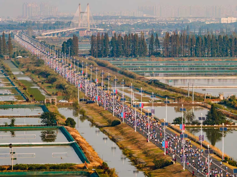 選手穿過螃蟹養(yǎng)殖區(qū)。高淳區(qū)委宣傳部供圖