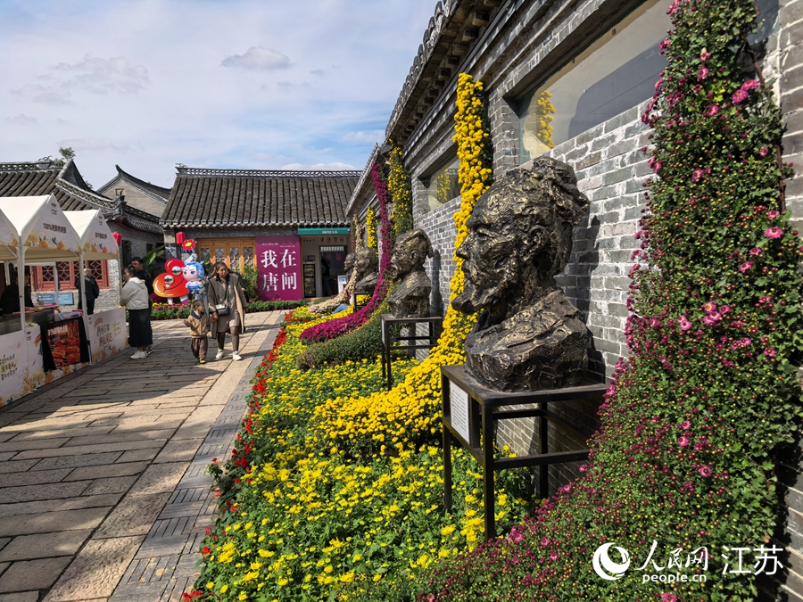 游客漫步花卉市集。人民網(wǎng)記者 王繼亮攝