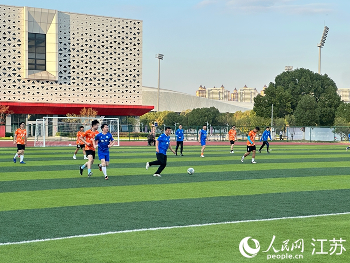 混編友誼賽現(xiàn)場(chǎng)。人民網(wǎng) 王純攝