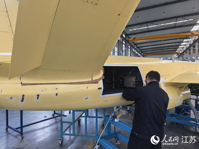 江蘇新?lián)P新材料股份有限公司工作人員進(jìn)行飛機(jī)裝配。人民網(wǎng)記者 王丹丹攝