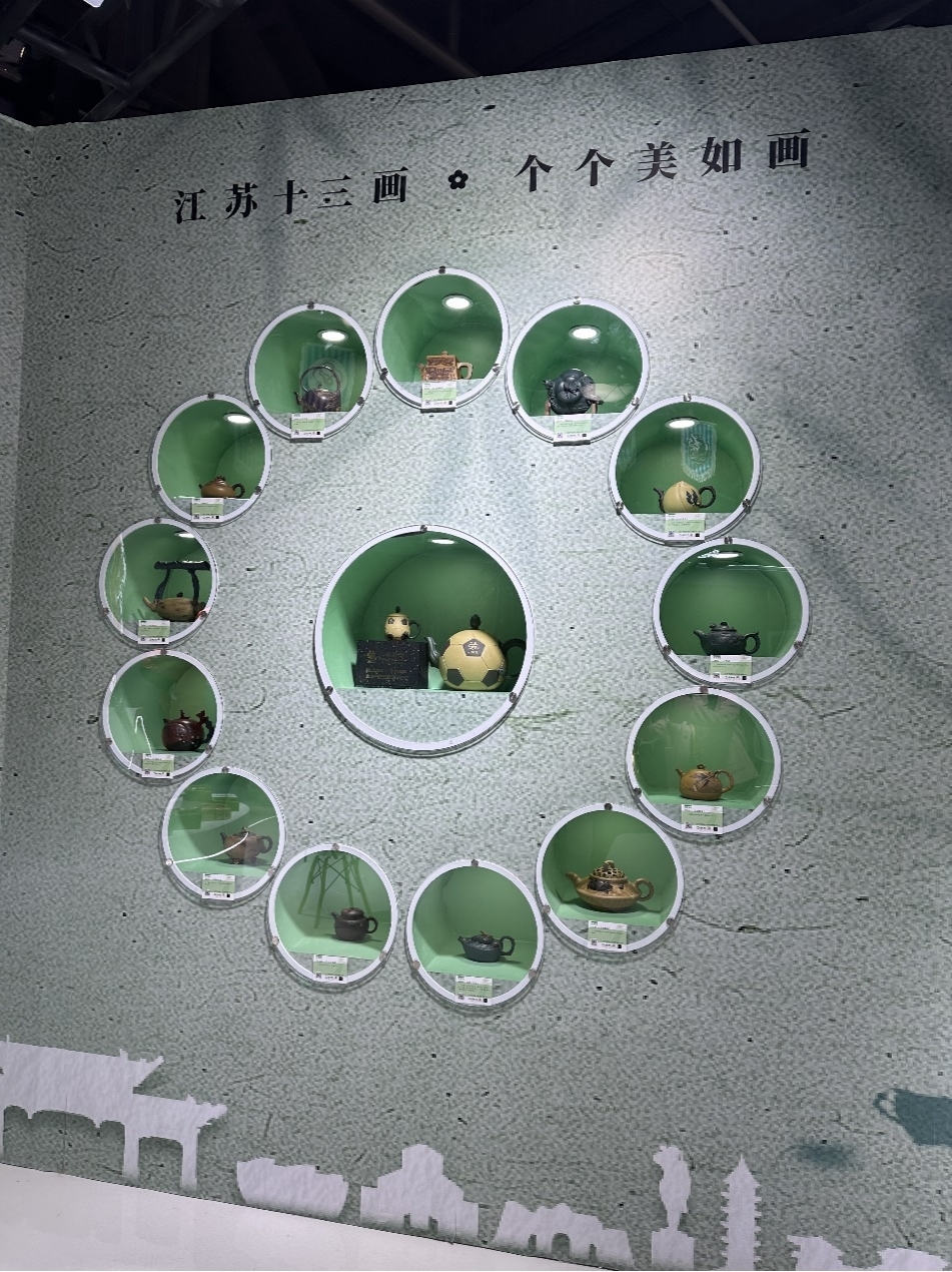 進博會上展出的“江蘇十三畫”。受訪者供圖