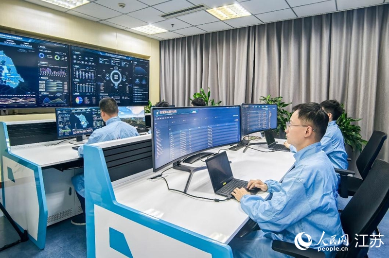 工作人員正在實(shí)時(shí)觀測(cè)與調(diào)控園區(qū)內(nèi)企業(yè)能源數(shù)據(jù)。人民網(wǎng) 李欣陽攝