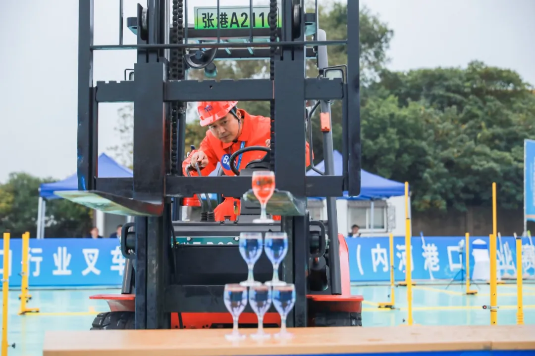 選手搭酒杯塔 江蘇省港口集團(tuán)供圖