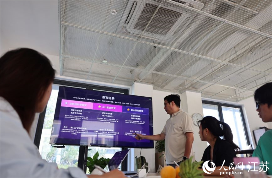 王珂與公司團(tuán)隊(duì)一起做項(xiàng)目分析。人民網(wǎng) 范堯攝