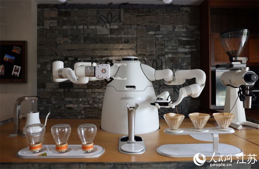 元蓁齋文化民宿里的咖啡機(jī)器人。人民網(wǎng) 范堯攝