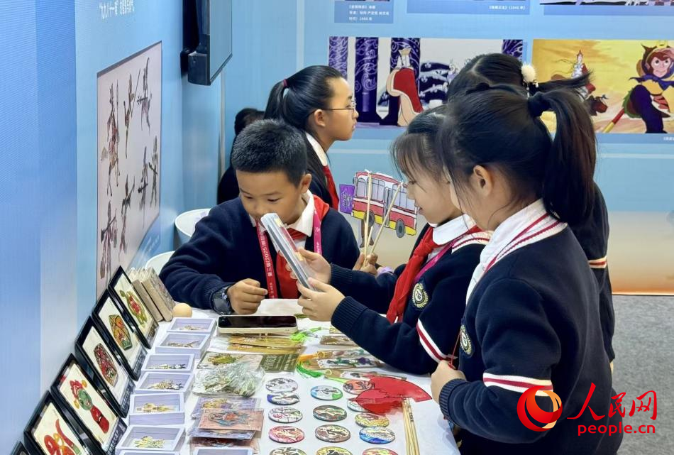 小朋友在觀看皮影作品。人民網(wǎng) 記者楊睿攝