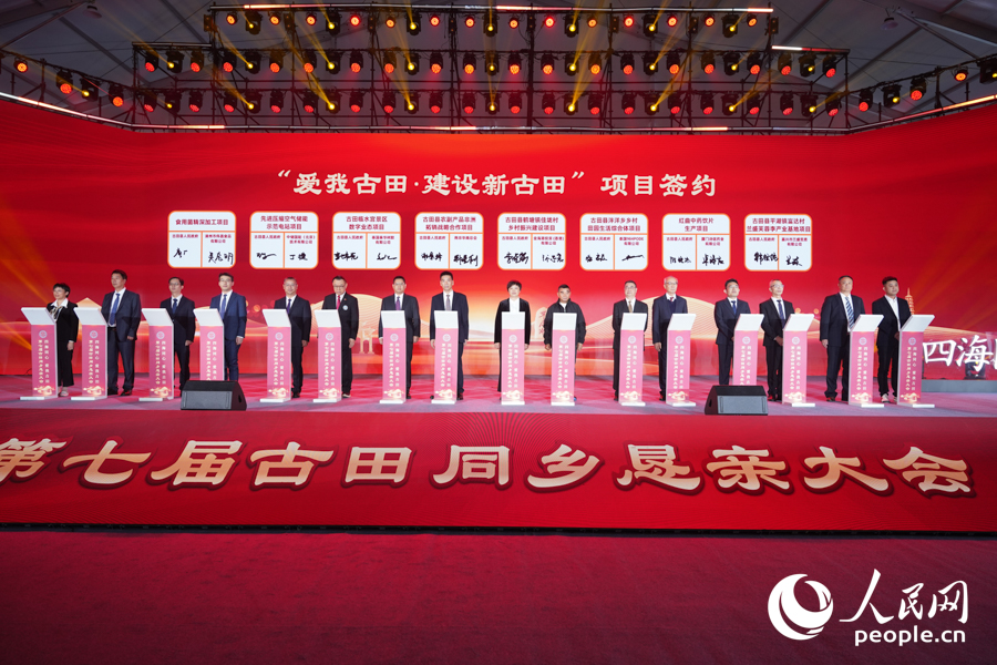 現(xiàn)場(chǎng)進(jìn)行8個(gè)項(xiàng)目簽約。實(shí)習(xí)生 鄭舒塵攝