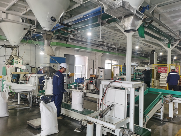 位于灌云縣臨港產(chǎn)業(yè)區(qū)的江蘇銳巴新材料科技有限公司生產(chǎn)車(chē)間。臨港產(chǎn)業(yè)區(qū)供圖