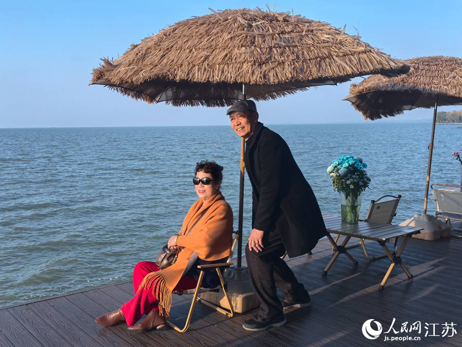 游客在洪澤湖旅游公路打卡點拍照留念。人民網(wǎng) 崔小倩攝