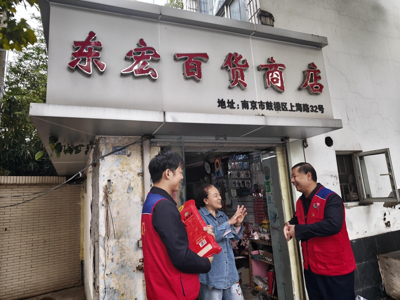 南京煙草志愿者用手語與聾啞店主交流。受訪者供圖