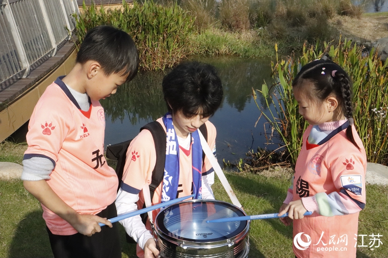 助威團(tuán)的小朋友敲響戰(zhàn)鼓。人民網(wǎng) 劉益佳攝