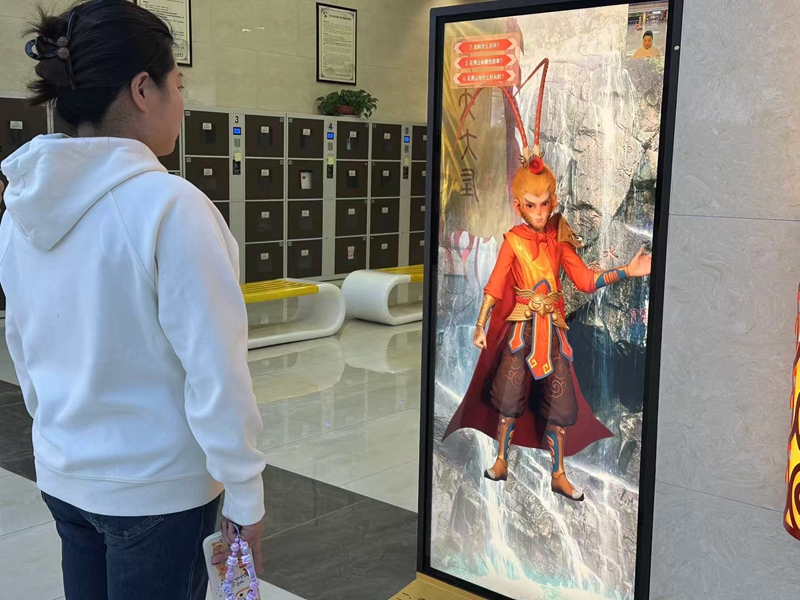 游客和“齊天大圣”數(shù)智人互動(dòng)。云臺山景區(qū)供圖