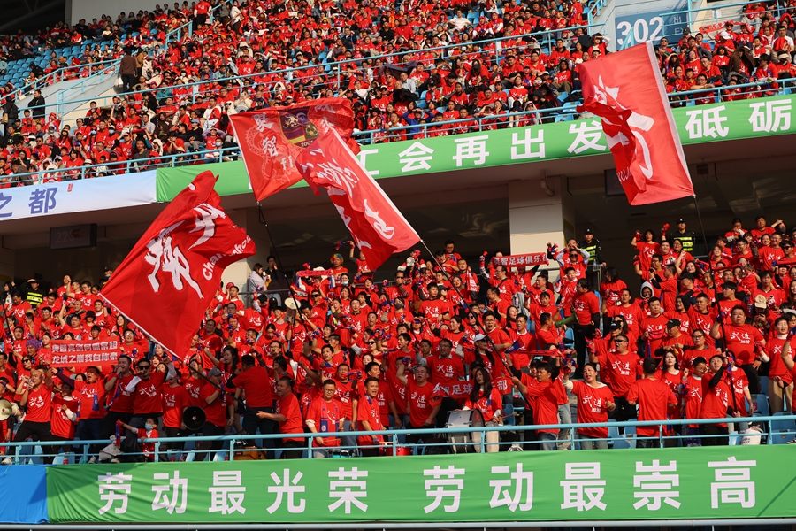 球迷吶喊助威。常州市總工會(huì)供圖