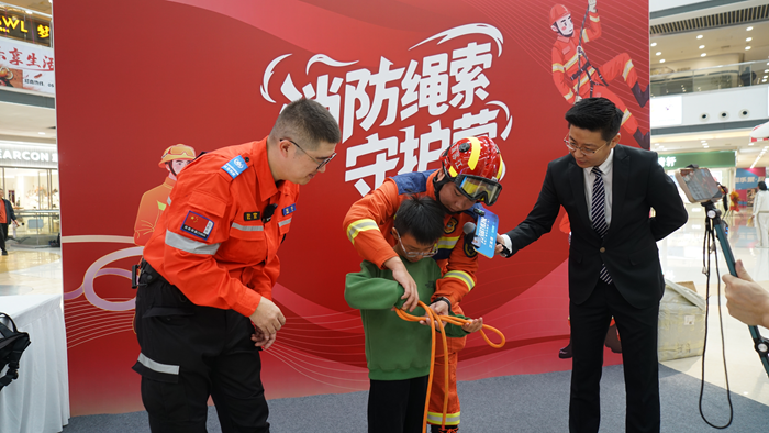 現(xiàn)場(chǎng)進(jìn)行安全繩教學(xué)。旺莊街道供圖