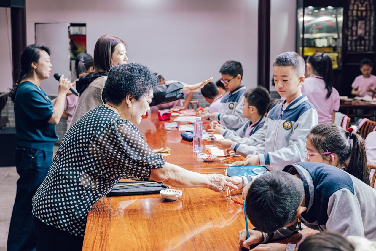 黃玲玲（左一）、許茹（左三）教學(xué)生使用鍵子與碟盤(pán)。采訪對(duì)象供圖