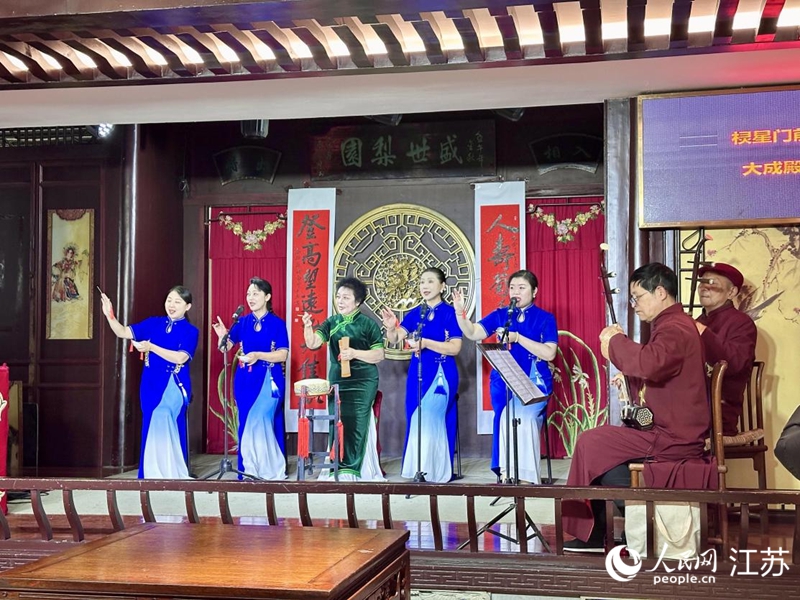 南京市民俗（非遺）博物館內(nèi)，白局正在演出。人民網(wǎng) 杜沁萌攝