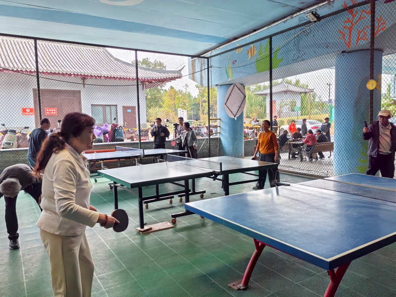 揚州市民在橋下公園打乒乓球。瀟煌攝