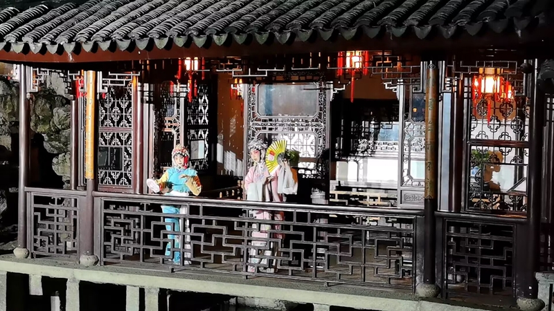 蘇州網(wǎng)師園夜游演員表演《牡丹亭》選段。瀟煌攝
