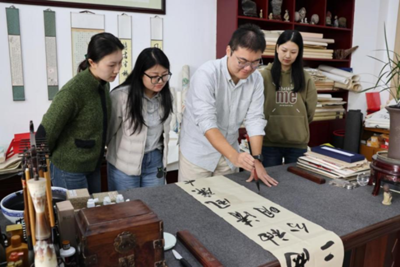 儀征煙草青年員工創(chuàng)作廉潔書法作品。儀征煙草供圖