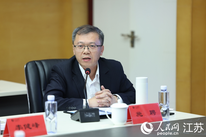 江蘇銀行普惠金融部總經(jīng)理施騁發(fā)言。人民網(wǎng) 李昱辰攝