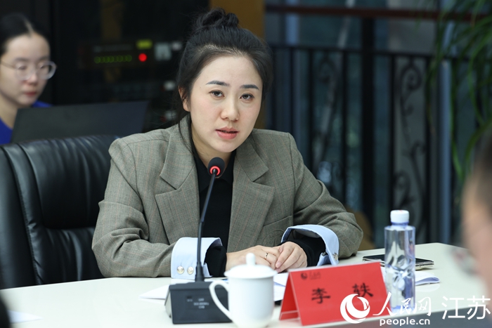 南京水務(wù)集團(tuán)財(cái)務(wù)管理部副部長(zhǎng)李軼發(fā)言。人民網(wǎng) 李昱辰攝