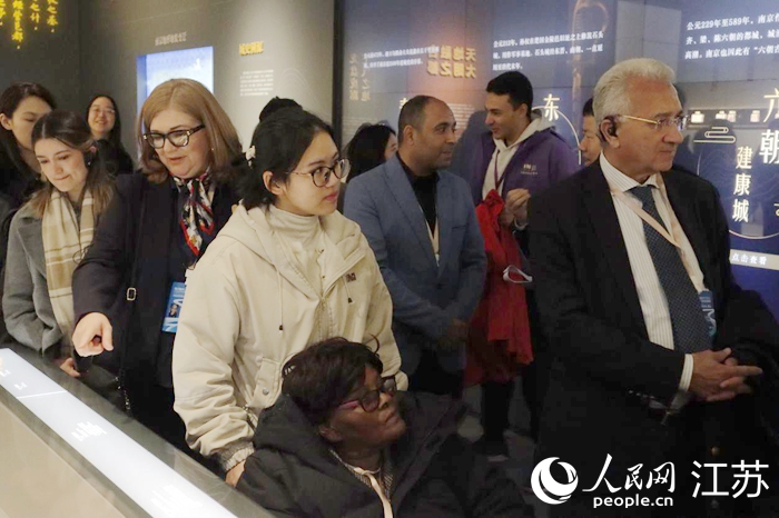 市長(zhǎng)代表團(tuán)參觀(guān)城墻博物館。人民網(wǎng) 劉益佳攝