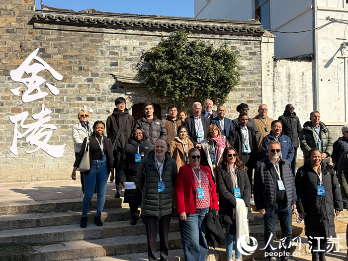 多國(guó)市長(zhǎng)在打卡墻前合影留念。 人民網(wǎng) 劉益佳攝