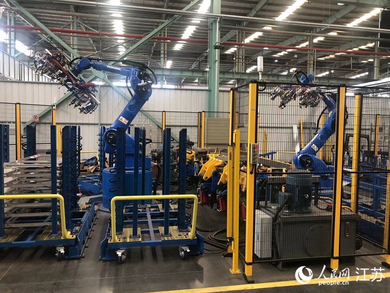 江蘇奔宇車身制造有限公司實(shí)現(xiàn)焊裝工序無人化協(xié)同。人民網(wǎng)記者 王丹丹攝