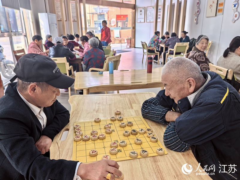 西旺社區(qū)鄉(xiāng)村互助養(yǎng)老睦鄰點內(nèi)，老年人在休閑娛樂。人民網(wǎng)記者 王丹丹攝