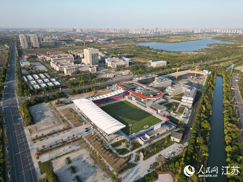 航拍海門足球小鎮(zhèn)謇公湖片區(qū)。人民網(wǎng)記者王繼亮攝