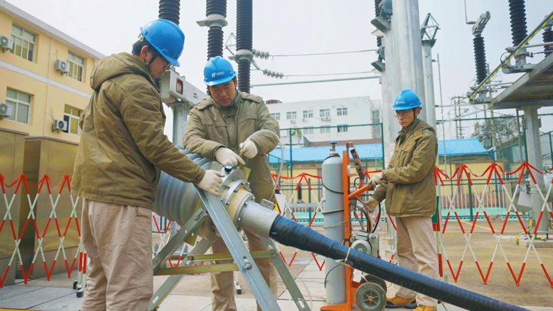 團隊在測試設(shè)備。南京遠能電力工程有限公司送變電分公司供圖