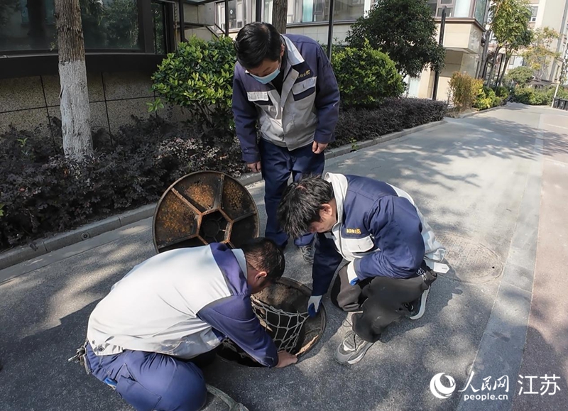 揚州奧園觀湖譽園物業(yè)人員排查小區(qū)污水管道。人民網(wǎng) 李靜曄攝