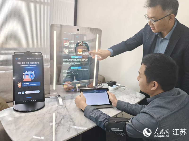 一位年輕白領(lǐng)正在體驗中醫(yī)智診儀。 人民網(wǎng) 李欣陽攝