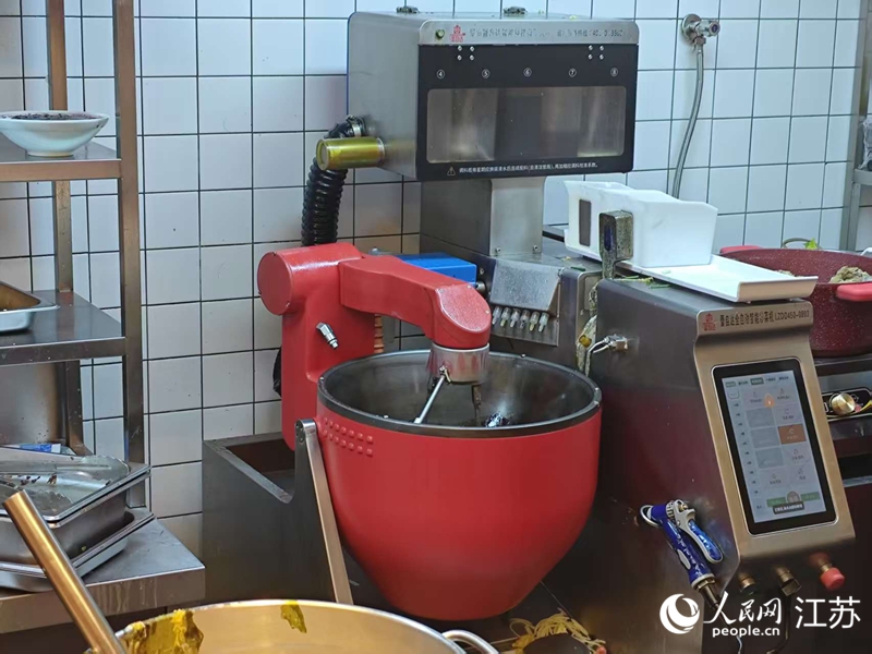 南京阿里中心“未來廚房”里的智能炒菜機。人民網(wǎng) 李欣陽攝