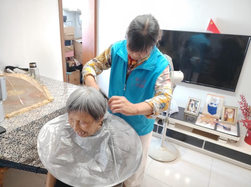 助浴師為行動不便的老人上門服務。劉陵岳攝