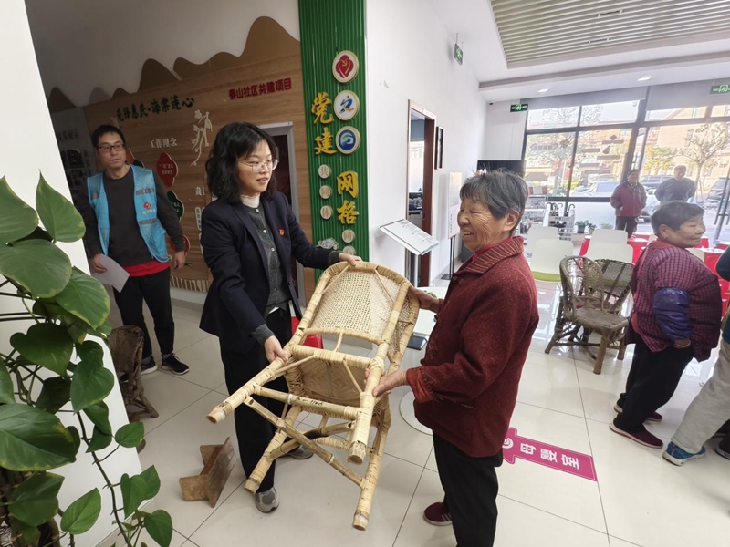 泰山社區(qū)“椅”舊換新活動現(xiàn)場。劉陵岳攝